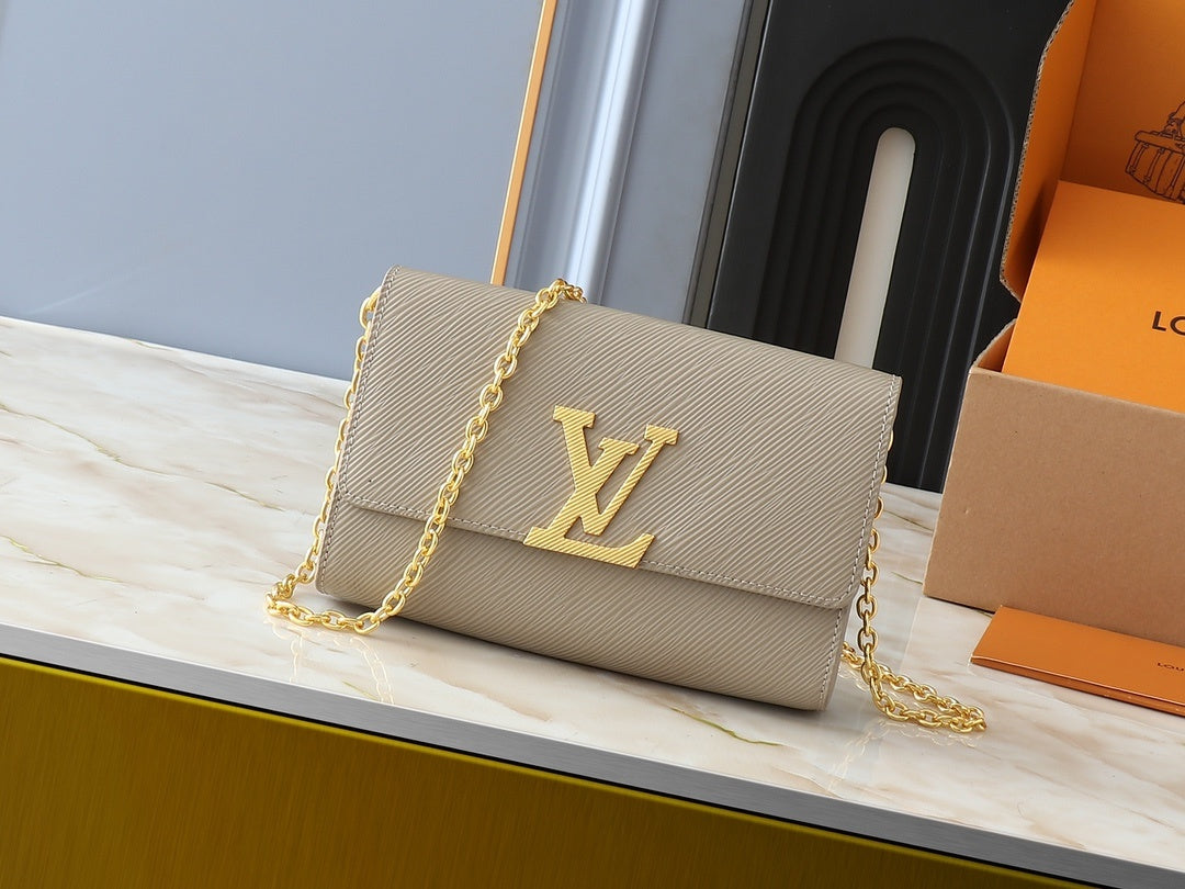 Shoulder Bag with Gold Chain (Pre-Order)