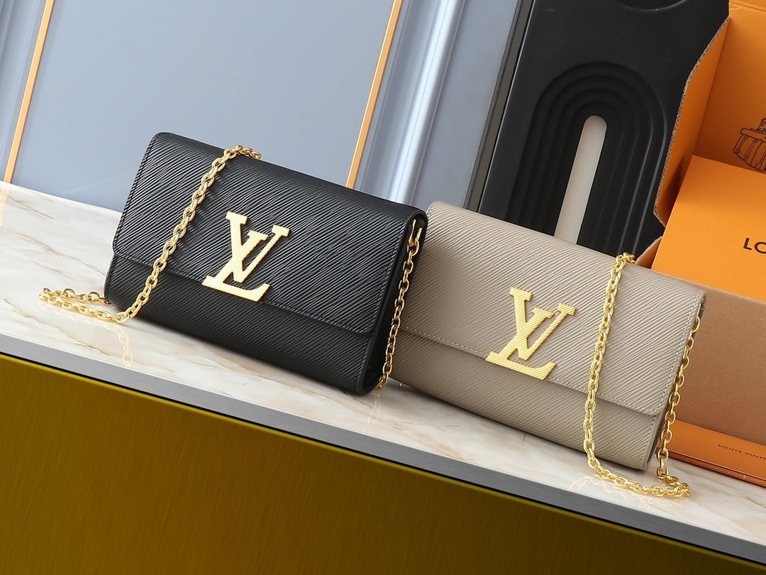 Shoulder Bag with Gold Chain (Pre-Order)