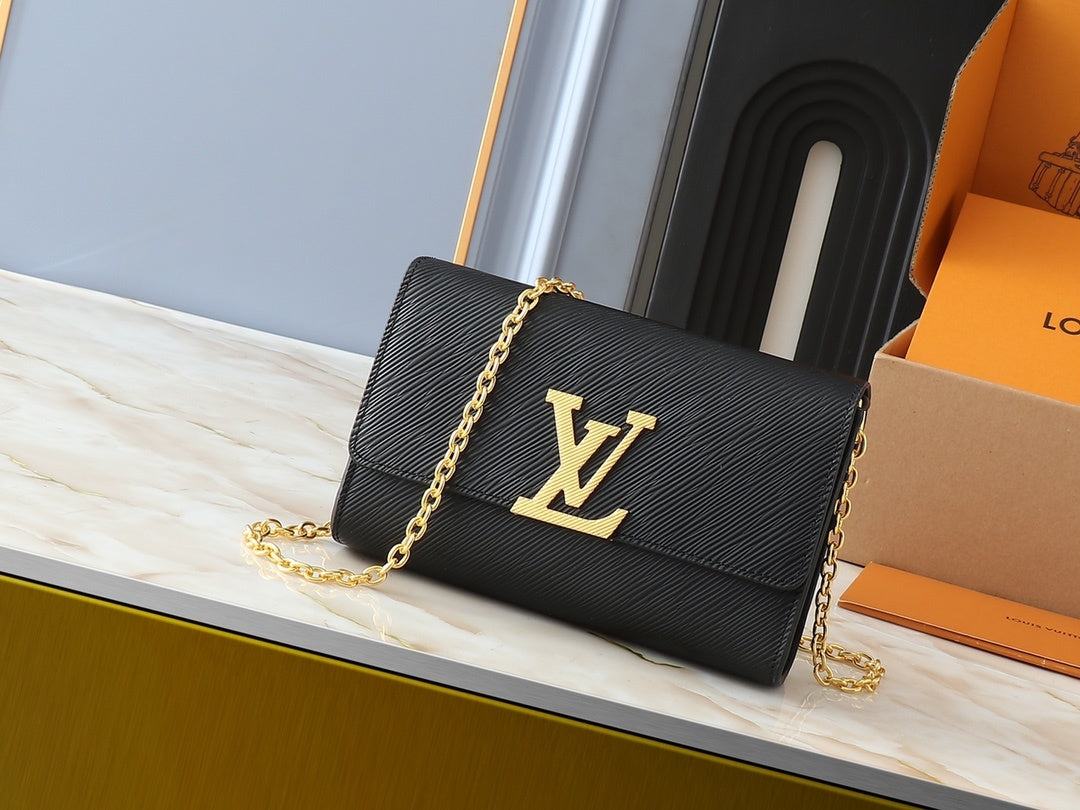 Shoulder Bag with Gold Chain (Pre-Order)